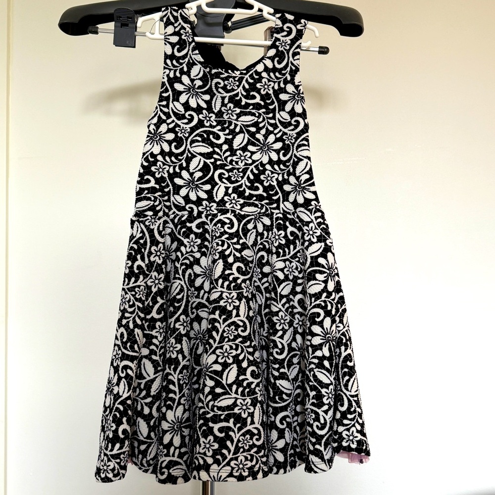 👗 EEUC GIRLS FLORAL DRESS BLACK WHITE OPEN BACK BOW